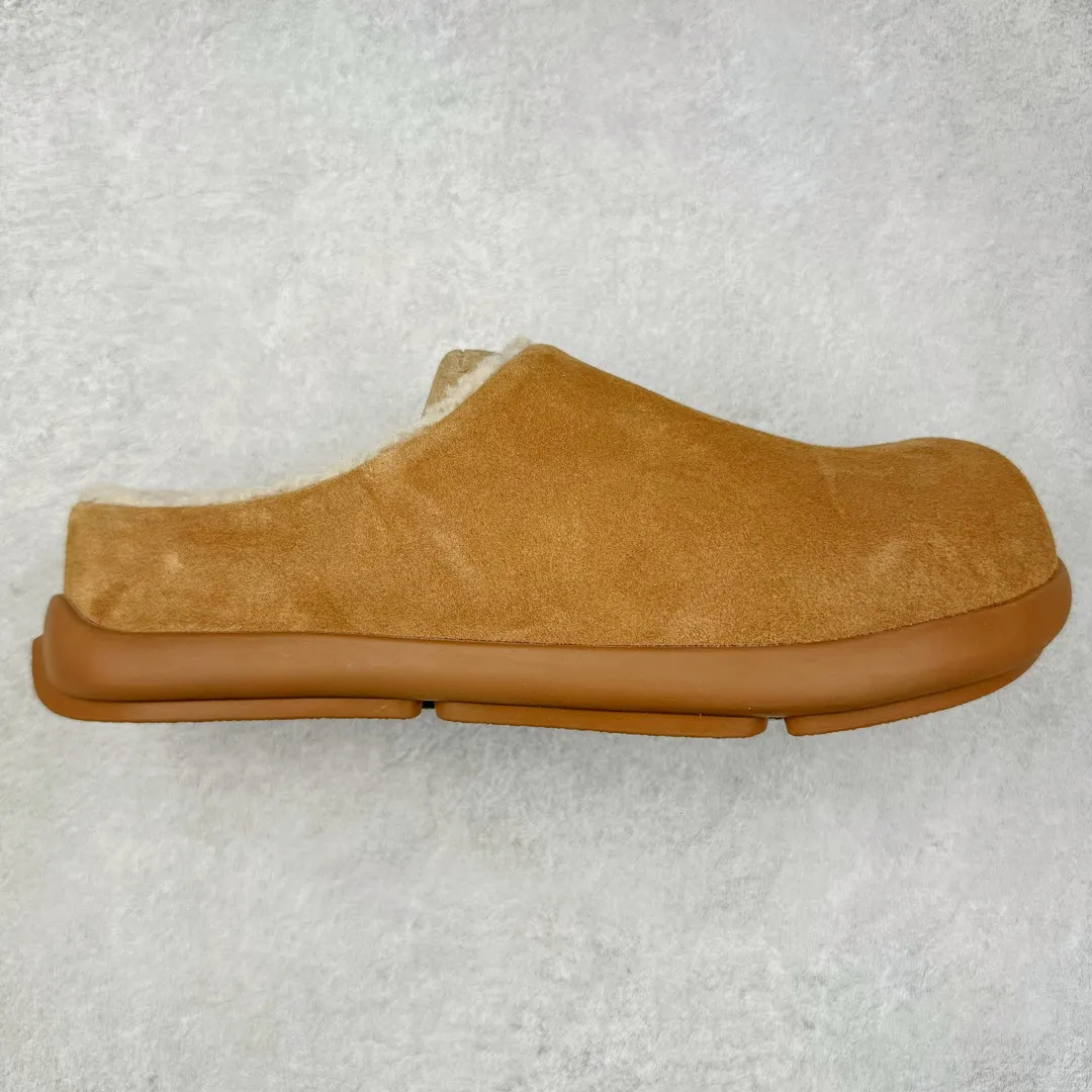 Pick up locally💰520 UGG 1688 Little Potato all-inclusive autumn and winter sheep fur integrated snow boots. All shoes are made from the same factory as ZP. Longfeng A-grade Australian imported sheep fur integrated brand OEM production line. Fully follow the ZP process. OEM original pattern maker adheres to the principle of no original shoes and no development selection. Pay attention to every detail. The most authentic version on the market TREADLITE "Light Wing" technology outsole Lightweight/durable/flexible/pile size: 35 36 37 38 39 40 Coding: by2936090